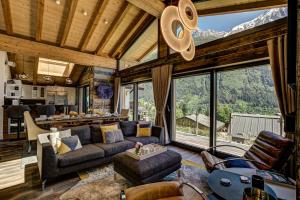 Una sala de estar llena de muebles y una gran ventana. en Peace and Love, en Chamonix-Mont-Blanc