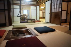 uma sala com um quarto intencionado com um altar meditationificialificialificialificialificialificial em Yoshiki Stay em Furukawachō