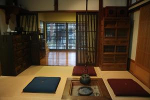 una habitación con un altar y una habitación con ventanas en Yoshiki Stay, en Furukawachō