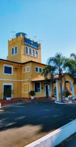 a yellow building with a sign on top of it at Hotel São Paulo Inn in Santa Rita do Passa Quatro