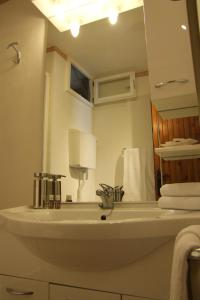 Ванная комната в Monolocali In Casa Con Giardino Bellagio