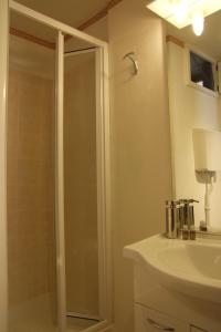 A bathroom at Monolocali In Casa Con Giardino Bellagio