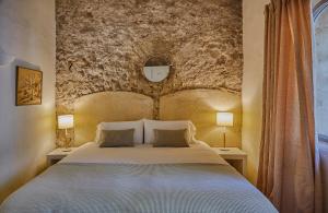 1 dormitorio con 1 cama grande y 2 lámparas en Casa Marqués at Masia Nur Sitges, Adults only, en Canyelles