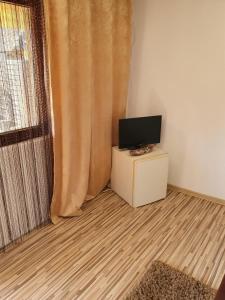 TV a/nebo společenská místnost v ubytování YANNIS GUEST HOUSE