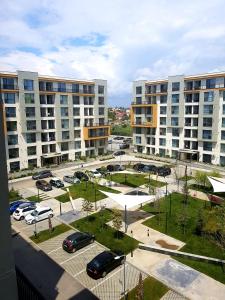 une vue aérienne sur un parking avec des bâtiments dans l'établissement Cosy suite apartment, Onix Blue Residence, Mamaia Nord, à Mamaia Nord – Năvodari