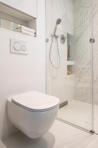 bagno bianco con servizi igienici e doccia di Warsaw Heritage Apartment a Varsavia