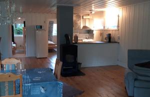 une chambre avec une cuisine et un salon dans l'établissement Granheim Hytte med 2 soverom, à Birkeland