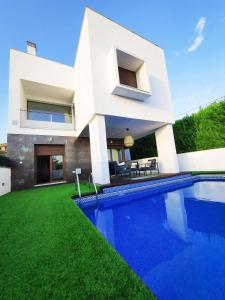 una villa con piscina di fronte a una casa di VILLA MIRADOR DON SALVADOR a Huétor Vega