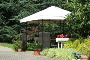 A garden outside Monolocali In Casa Con Giardino Bellagio
