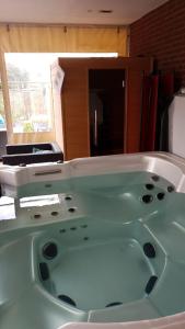 Fotografie z fotogalerie ubytování Het Gildehuis met sauna en jacuzzi v destinaci Stevensweert