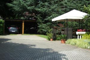 A garden outside Monolocali In Casa Con Giardino Bellagio