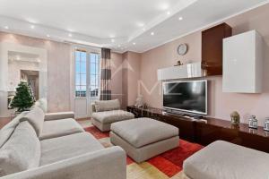 un soggiorno con divano e TV a schermo piatto di Апартаменты с видом на Казино Монтекарло и море a Beausoleil