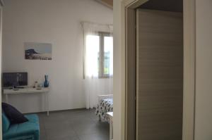 Zimmer mit einer Tür zum Wohnzimmer in der Unterkunft La Silvana B&B in Coriano