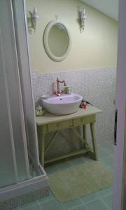 y baño con lavabo y espejo. en La Casa di Milady, en Genzano di Roma