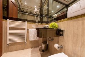 a bathroom with a toilet and a sink and a mirror at Cà dell'arte Suite in Venice