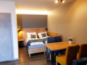 a small room with a bed and a table at Baltic Seaside in Rewal