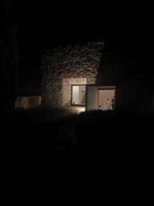 Un edificio con una finestra al buio di Casa Herreros - Alojamiento Rural con Pista de Padel a Rada de Haro