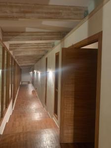 un corridoio con soffitti e porte in legno di Casa Herreros - Alojamiento Rural con Pista de Padel a Rada de Haro