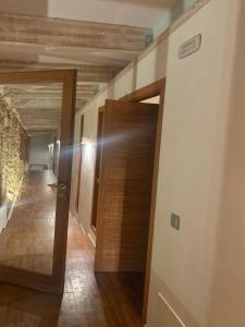 un corridoio con porta in legno in una stanza di Casa Herreros - Alojamiento Rural con Pista de Padel a Rada de Haro