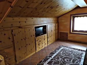 A television and/or entertainment centre at Wood Apartments