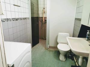 Ένα μπάνιο στο Wanha Havon Koulu kolmio +6 φωτογραφίες