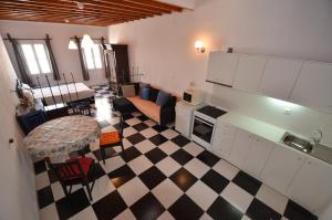 z widokiem na kuchnię i salon w obiekcie Belou apartment w mieście Mykonos