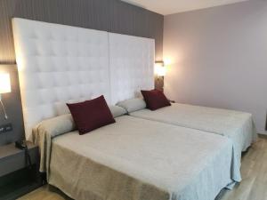 
Een bed of bedden in een kamer bij Petit Palau - Adults Only
