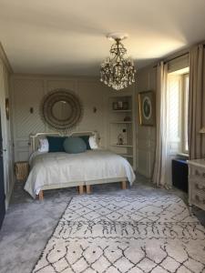 A bed or beds in a room at La maison du grand rocher