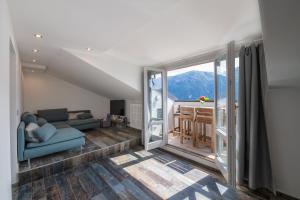 ein Wohnzimmer mit einem Sofa und einem großen Fenster in der Unterkunft Casa Martina Lake View in Bellagio