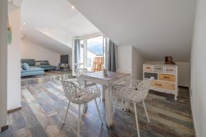 Una sala de estar con una mesa y sillas de madera. en Max Apartment, en Bellagio