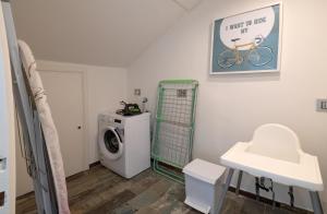 eine Waschküche mit einer Waschmaschine und einem Waschbecken in der Unterkunft Casa Martina Lake View in Bellagio