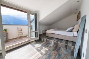 Un dormitorio con una cama y una ventana grande. en Max Apartment, en Bellagio