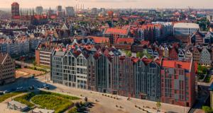 une vue aérienne sur une ville avec de grands bâtiments dans l'établissement GRANO APARTMENTS Gdańsk Old Town SPA & Wellness, à Gdańsk