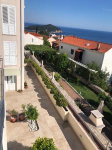 een uitzicht vanaf het balkon van een huis met een tuin bij Studio Talir in Dubrovnik