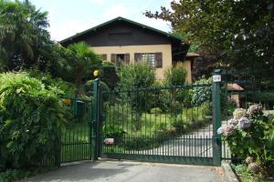 A garden outside Monolocali In Casa Con Giardino Bellagio