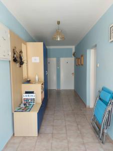 a hallway with a room with blue walls at Kuća Luce in Mali Lošinj