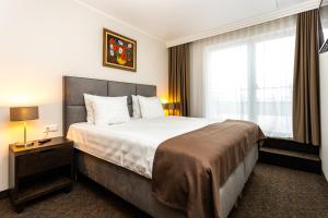 En eller flere senge i et værelse på Adoryal Hotell