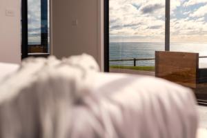 The Cove Tasmania客房内的一张或多张床位