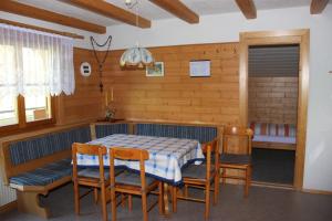 a dining room with a table and chairs at Ferienwohnung Bickel in Sankt Anton im Montafon