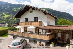 ein Haus mit einem davor geparkt in der Unterkunft Appartement Lara & Lea in Zell am Ziller