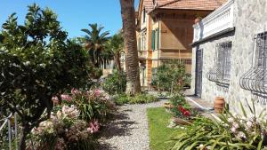 ein Garten vor einem Haus mit Blumen in der Unterkunft LE ORCHIDEE già Lancillotto in Levanto