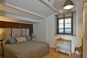 A bed or beds in a room at Cirasa Luxury Country House Még 37 kép