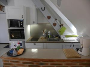 une cuisine avec un évier et un plan de travail dans l'établissement LE CENTRAL studio mezzanine, à Cauterets