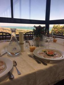 un tavolo con un piatto di cibo sopra di Hotel Bellavista a Porto San Giorgio