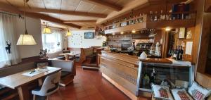 un ristorante con bar, tavolo e sedie di Inter Hotel B&B a Vigo di Fassa