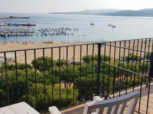 uma varanda com vista para a praia e para o oceano em Hotel Trias em Palamós