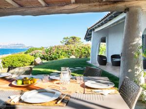 Villa Miriam - Klodge في أولبيا: طاولة مع أطباق من الطعام على الفناء