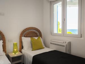 1 dormitorio con 2 camas y ventana en Villa Miriam - Klodge en Olbia
