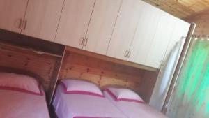 Postel nebo postele na pokoji v ubytování kolonia e artistave