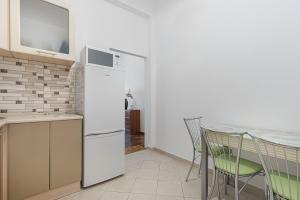 A kitchen or kitchenette at Nice Apartment in the City Center